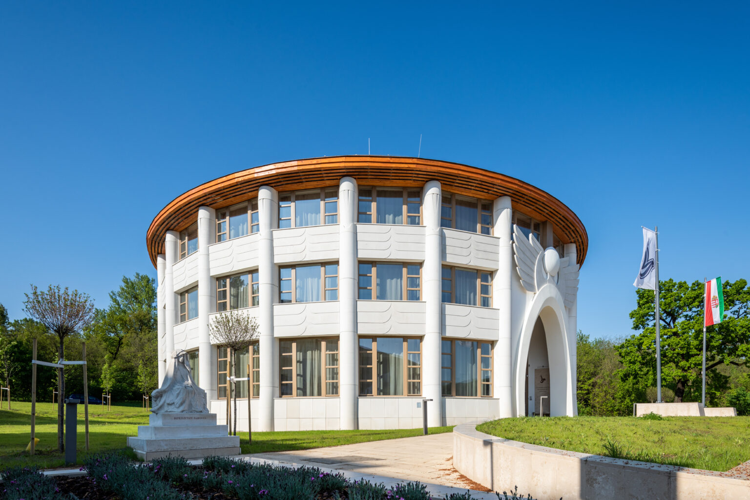 كتاب جديد في المكتبات المجرية: نشأة الإسلام و تطوره